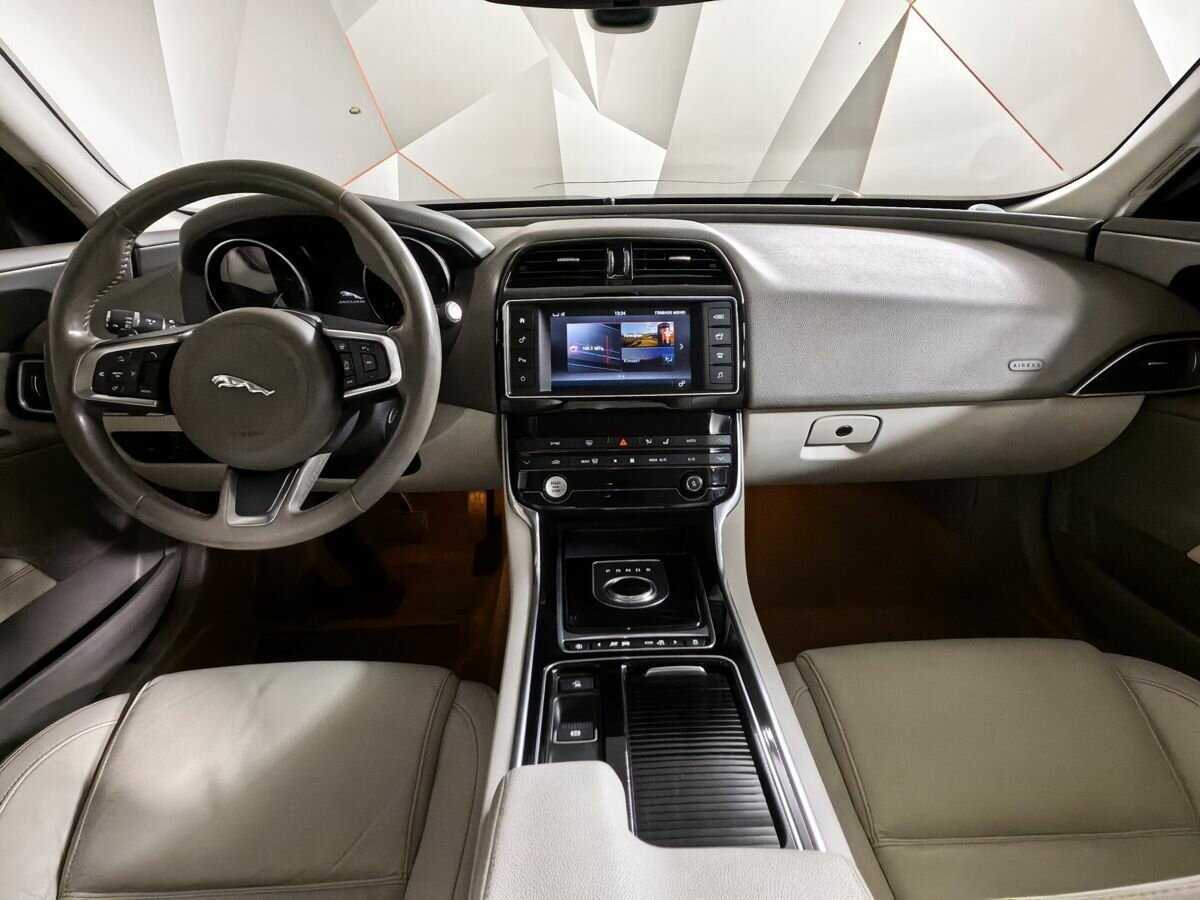 Купить Jaguar XE с пробегом. Фото: #9