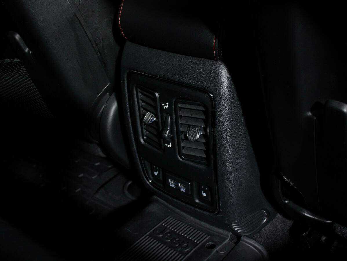 Купить Jeep Grand Cherokee с пробегом. Фото: #25
