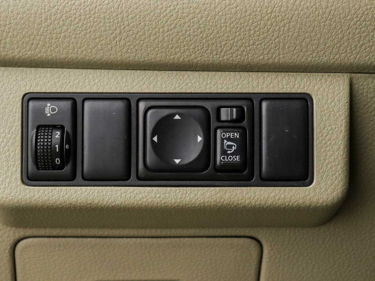 Купить Nissan Tiida с пробегом. Фото: #10