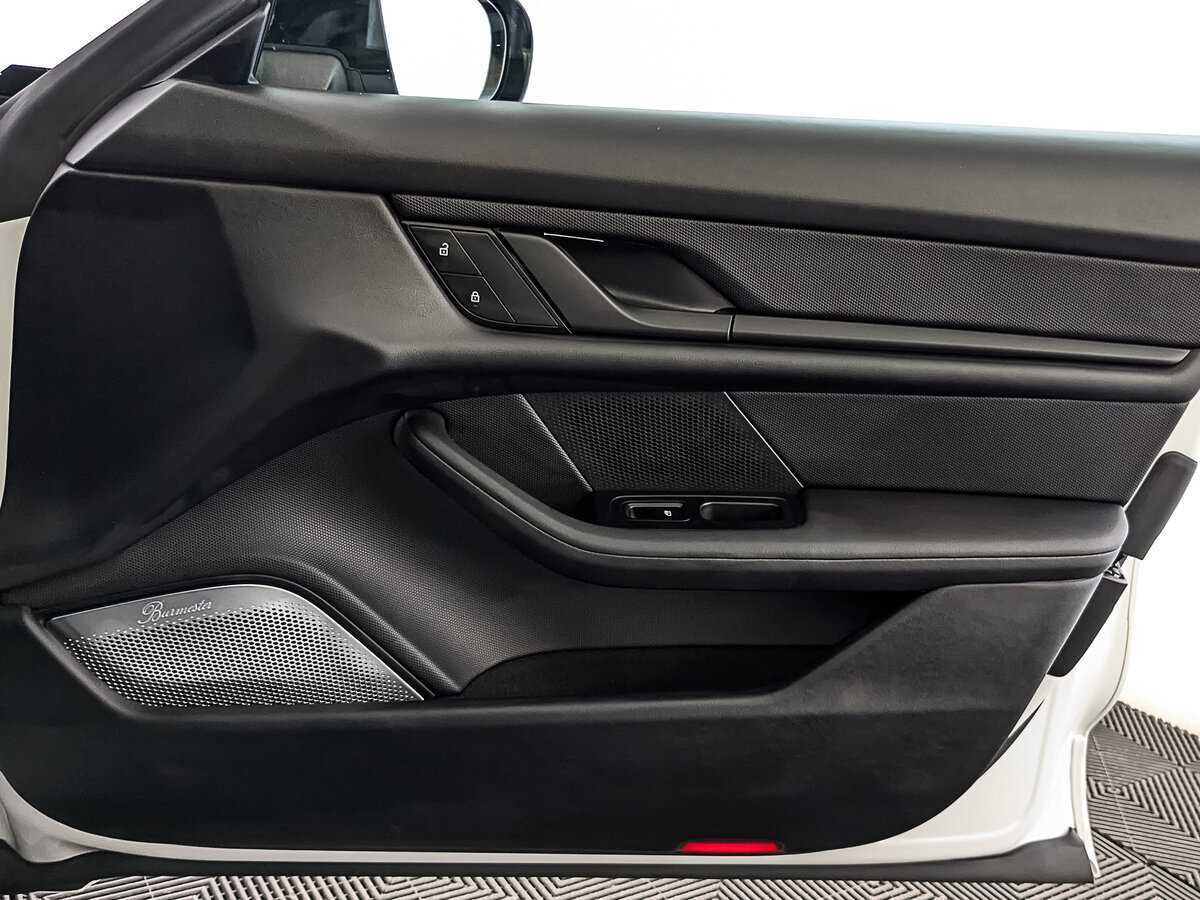 Купить Porsche Taycan с пробегом. Фото: #24
