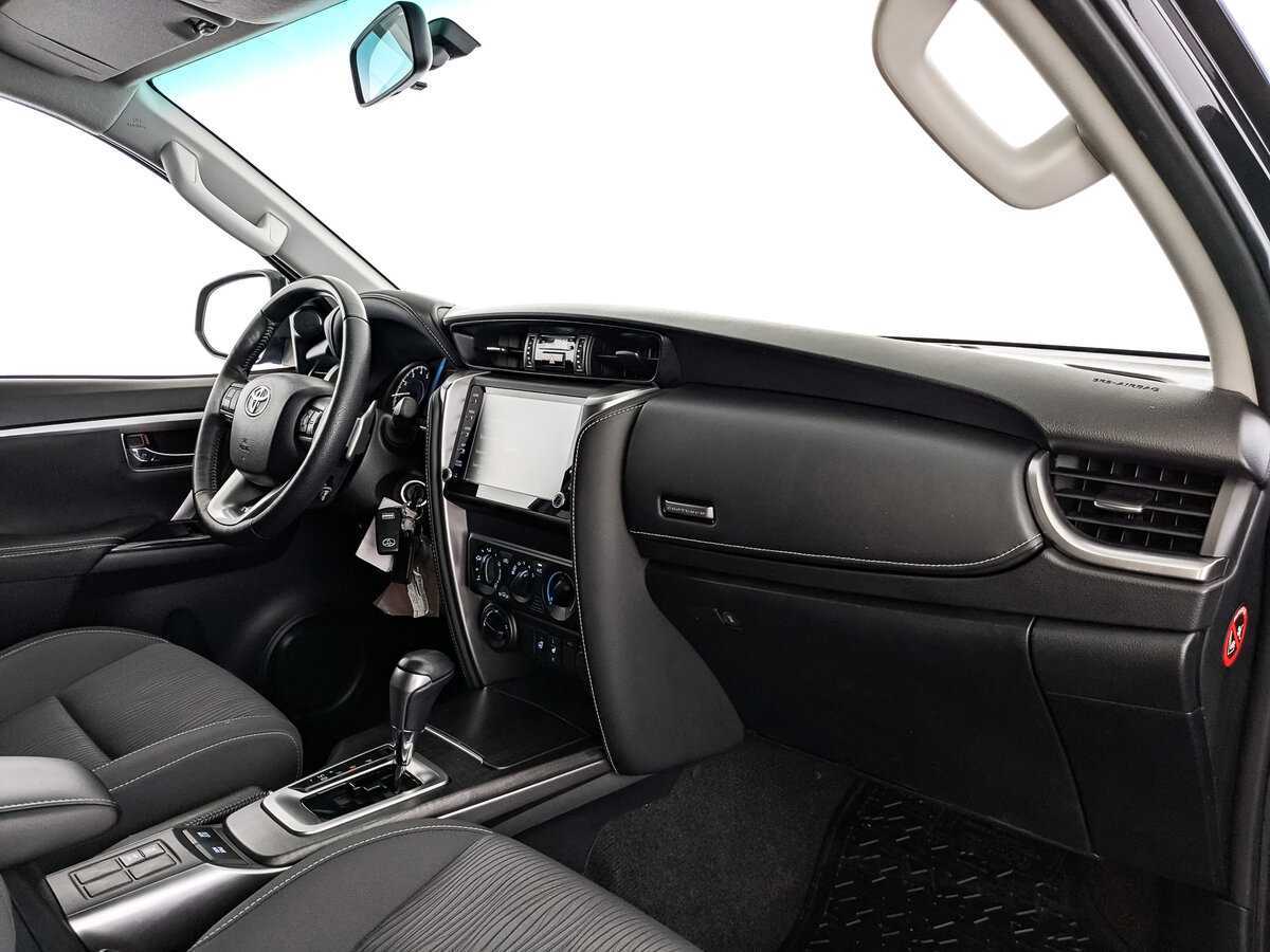 Купить Toyota Fortuner с пробегом. Фото: #8