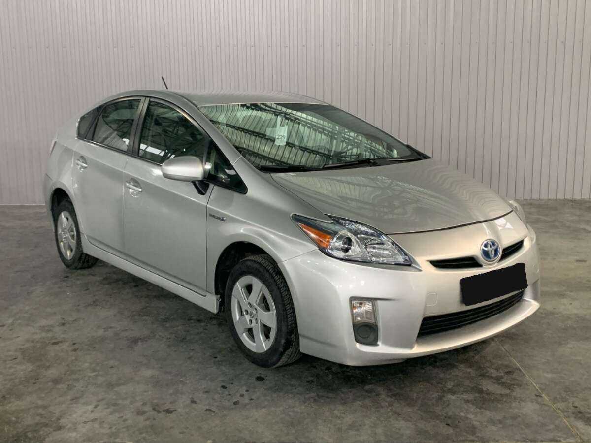 Купить Toyota Prius с пробегом. Фото: #2