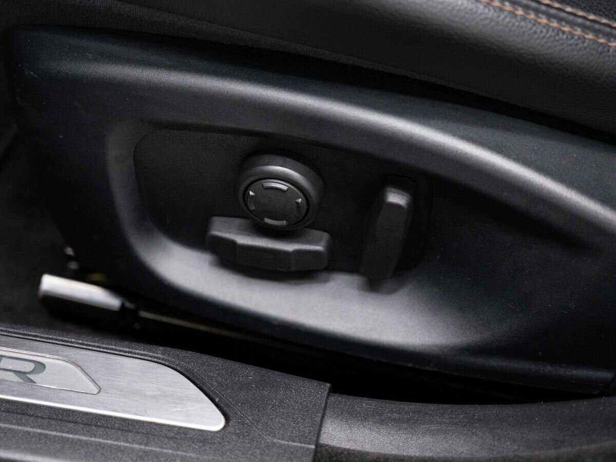 Купить Jaguar XE с пробегом. Фото: #19