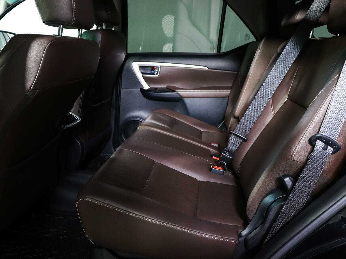 Купить Toyota Fortuner с пробегом. Фото: #7