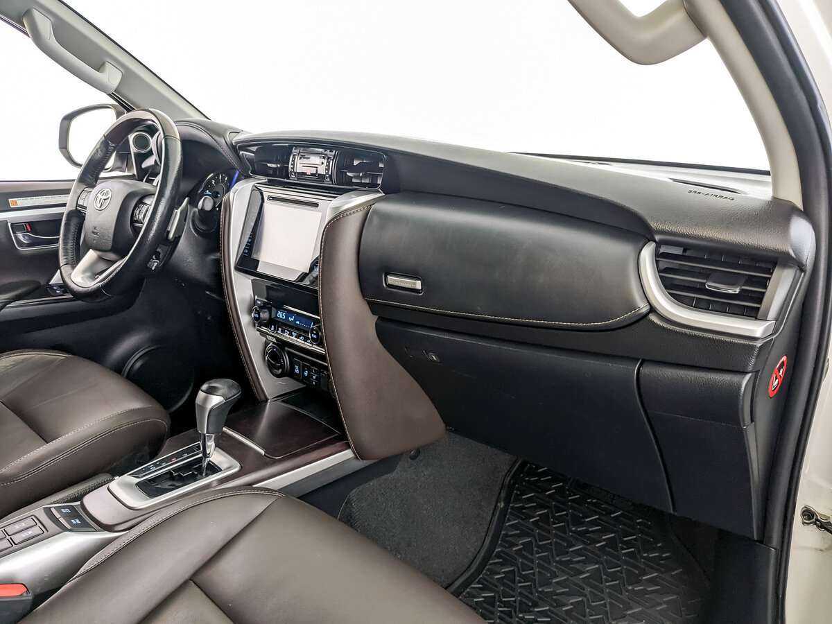 Купить Toyota Fortuner с пробегом. Фото: #8
