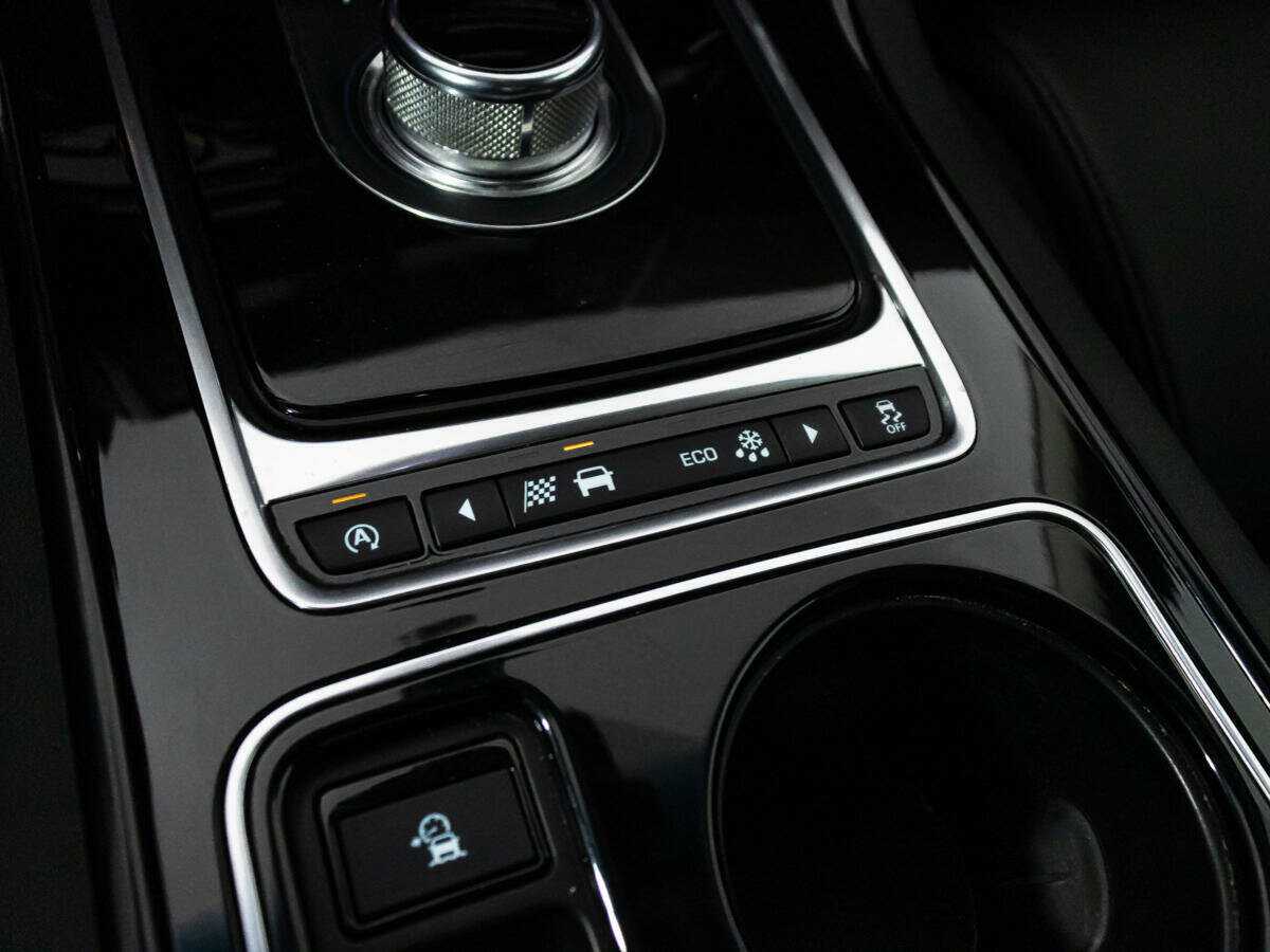 Купить Jaguar XE с пробегом. Фото: #16