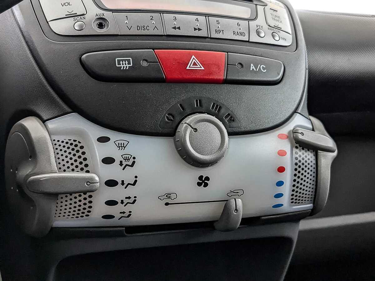 Купить Peugeot 107 с пробегом. Фото: #23