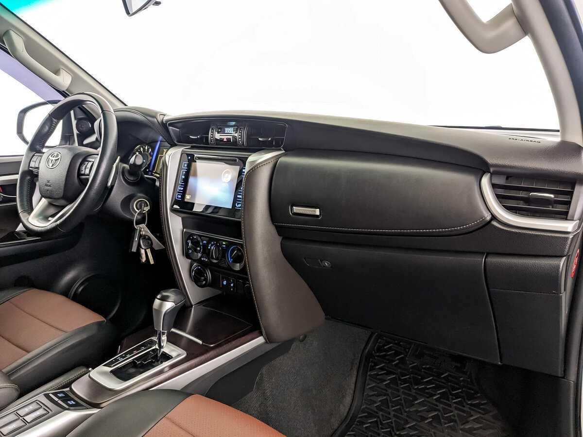 Купить Toyota Fortuner с пробегом. Фото: #8