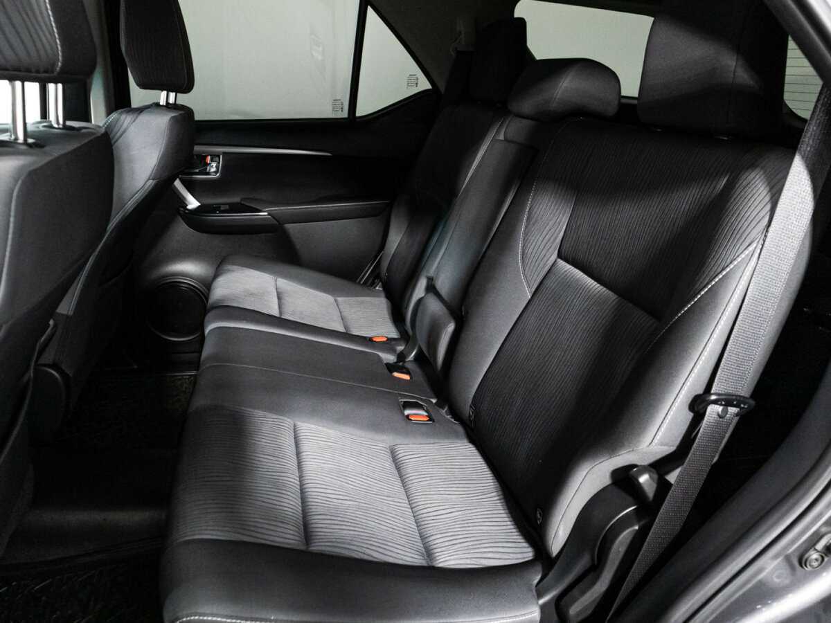 Купить Toyota Fortuner с пробегом. Фото: #9