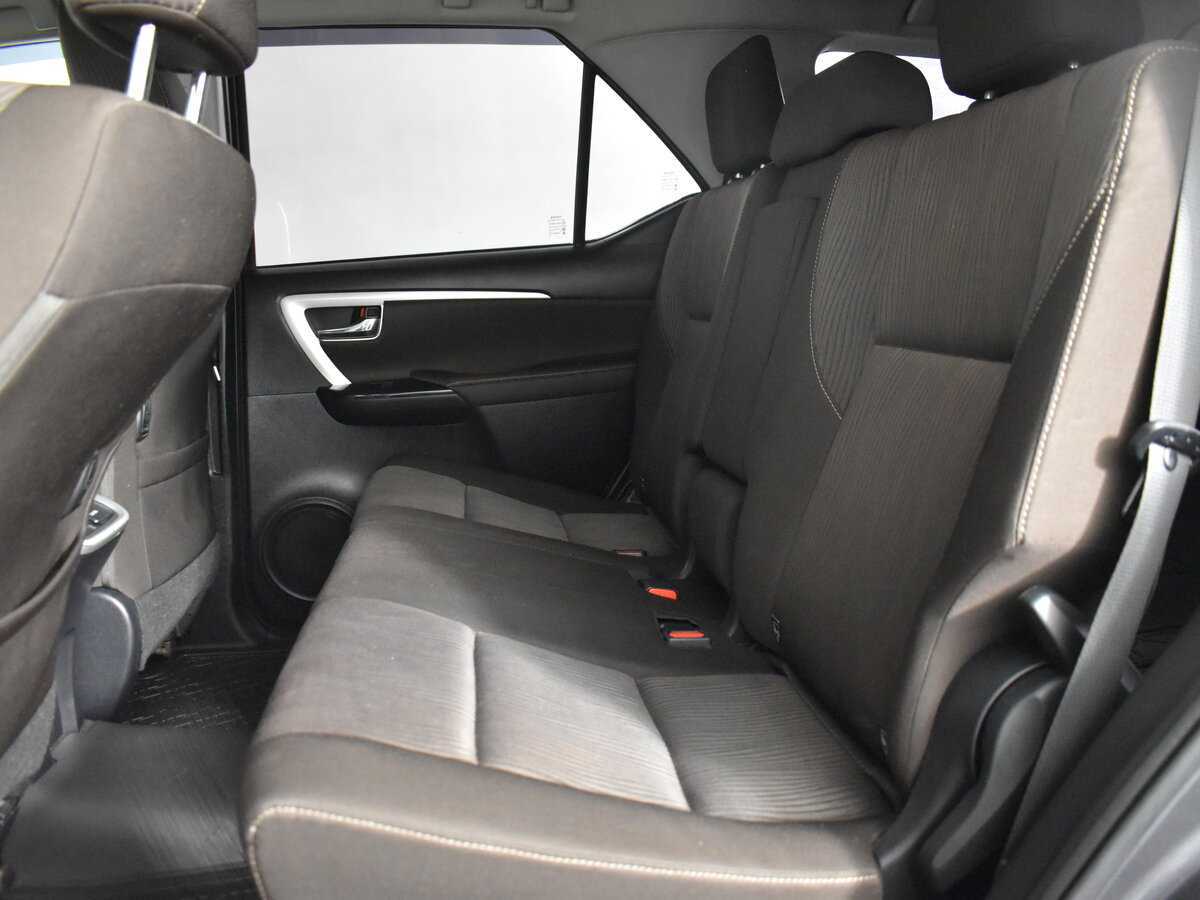 Купить Toyota Fortuner с пробегом. Фото: #6