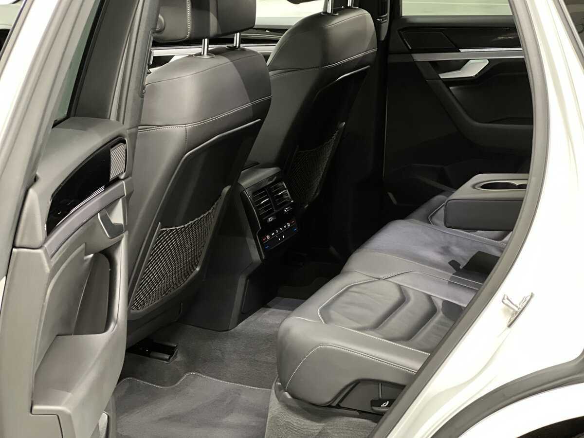 Купить Volkswagen Touareg с пробегом. Фото: #11