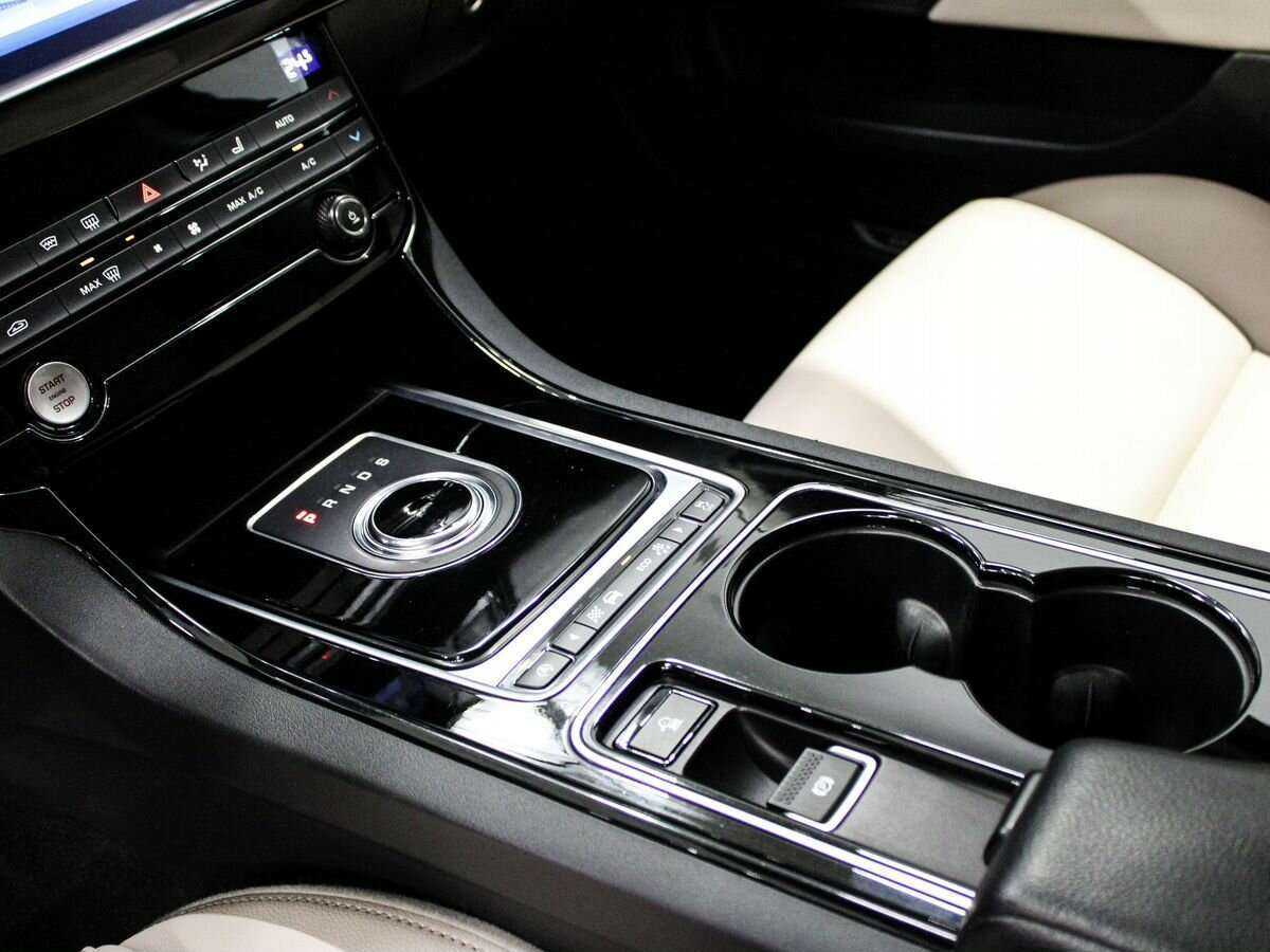 Купить Jaguar XE с пробегом. Фото: #12
