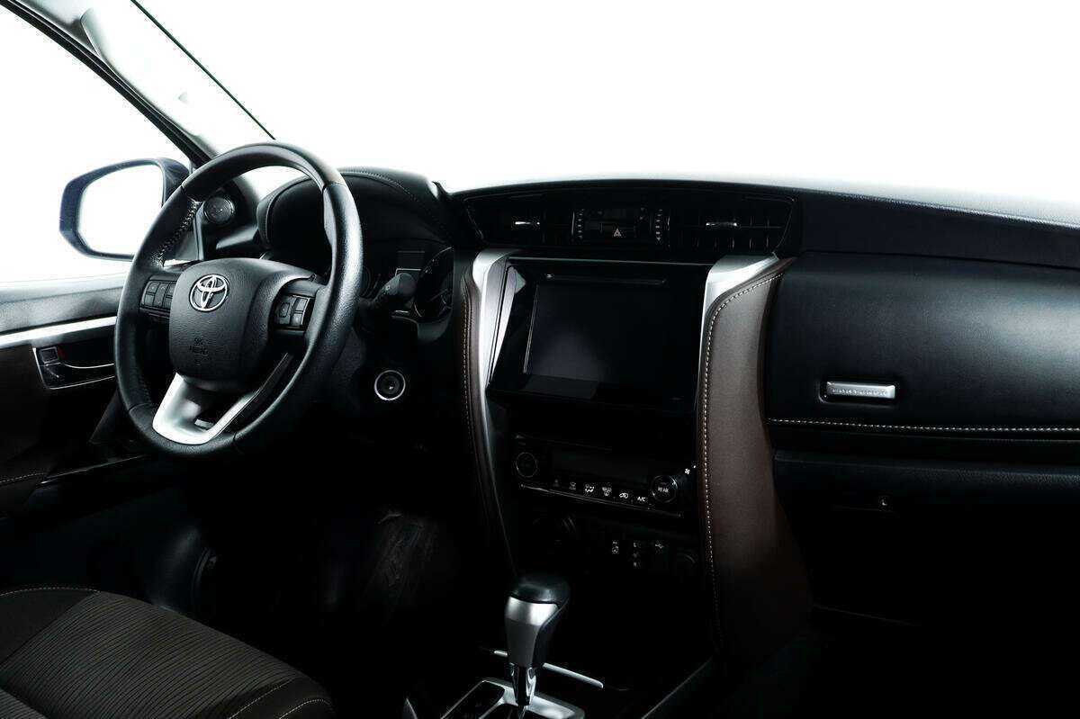 Купить Toyota Fortuner с пробегом. Фото: #8