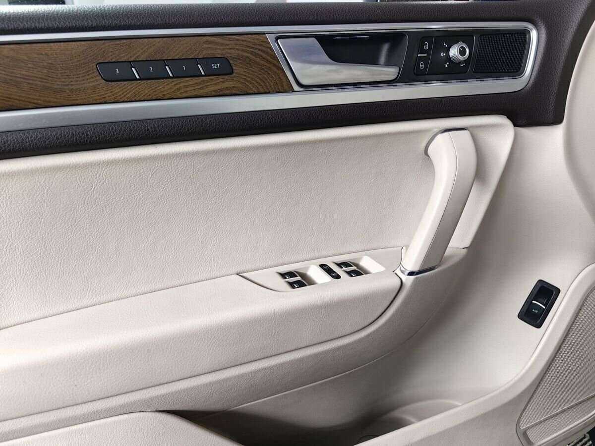Купить Volkswagen Touareg с пробегом. Фото: #15