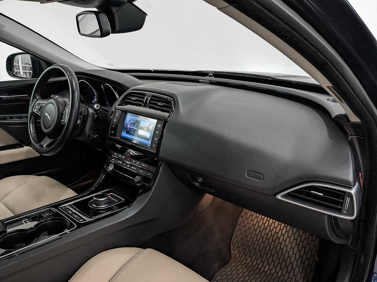 Купить Jaguar XE с пробегом. Фото: #10