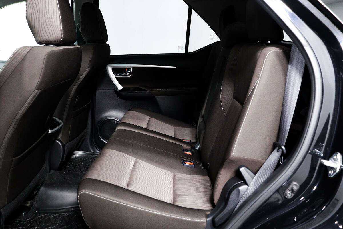 Купить Toyota Fortuner с пробегом. Фото: #11