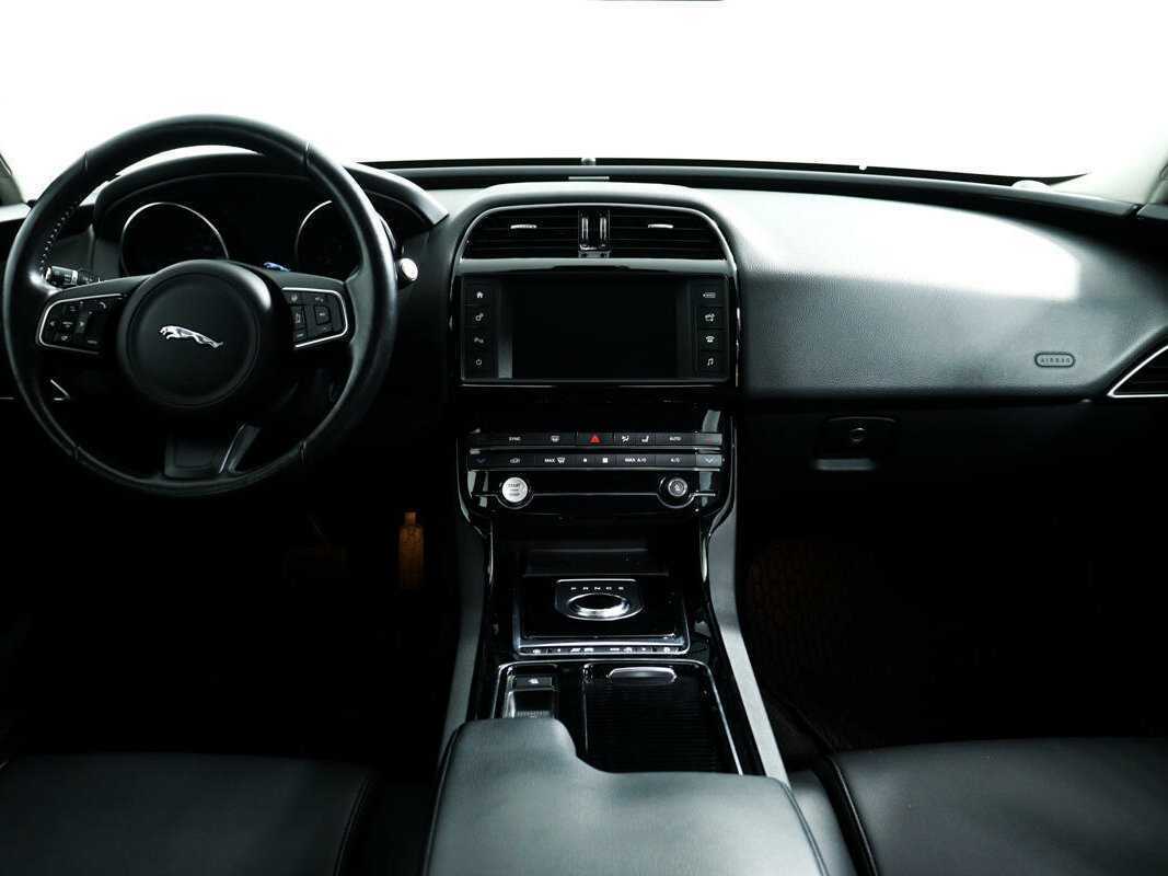 Купить Jaguar XE с пробегом. Фото: #10