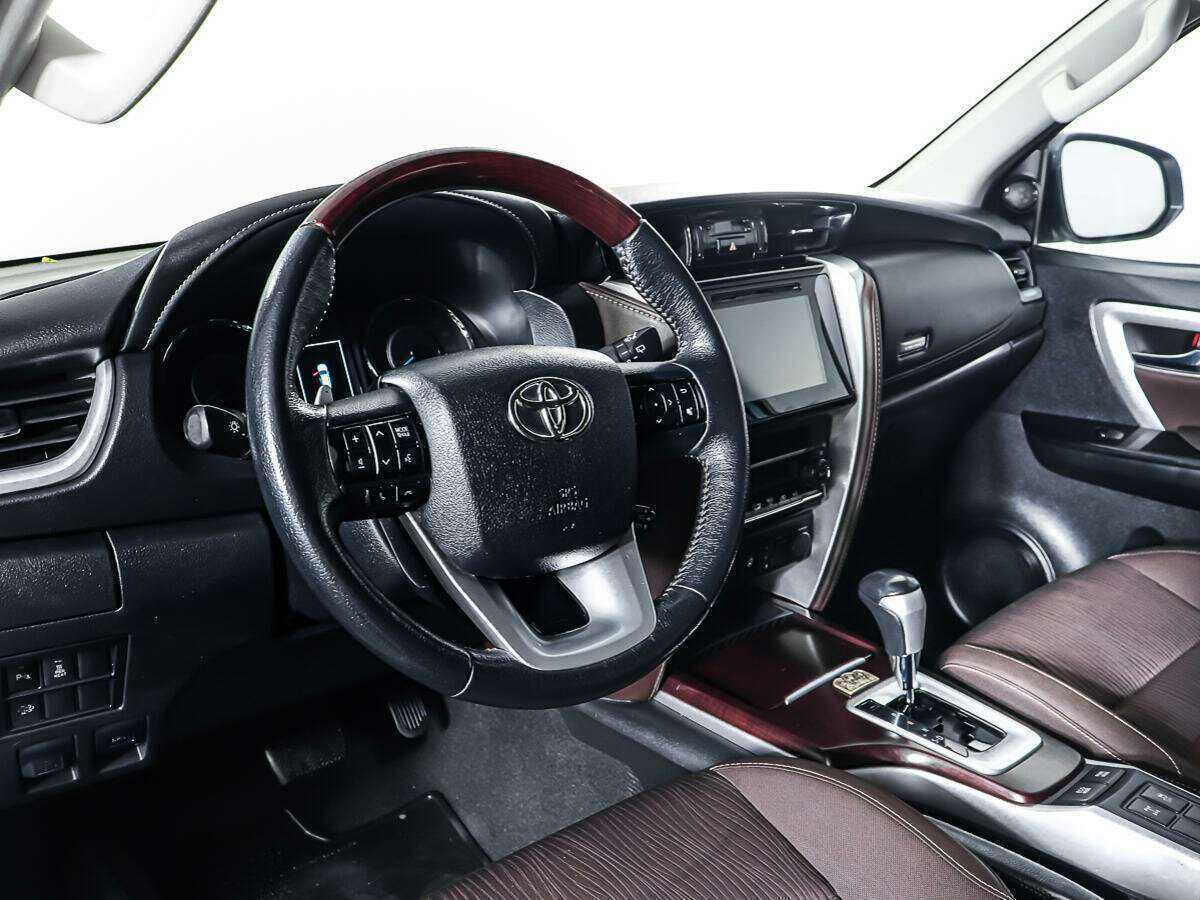Купить Toyota Fortuner с пробегом. Фото: #12