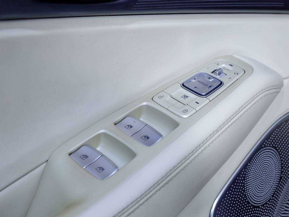 Купить Genesis G90 с пробегом. Фото: #18