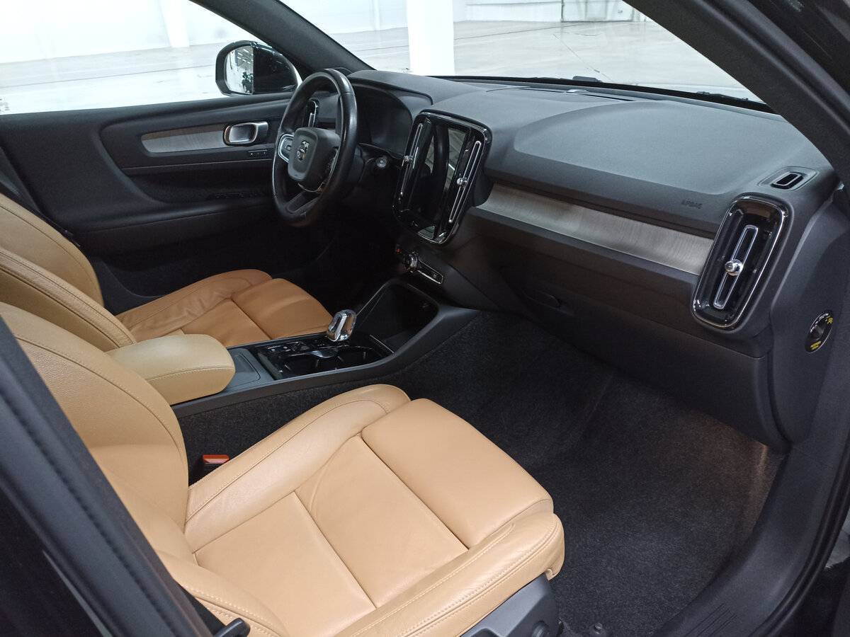 Купить Volvo XC40 с пробегом. Фото: #10