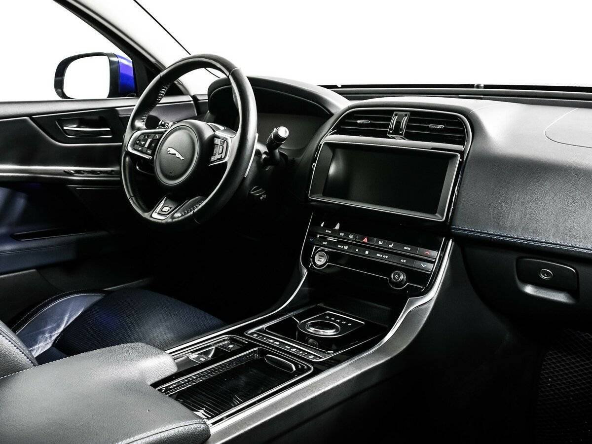 Купить Jaguar XE с пробегом. Фото: #8