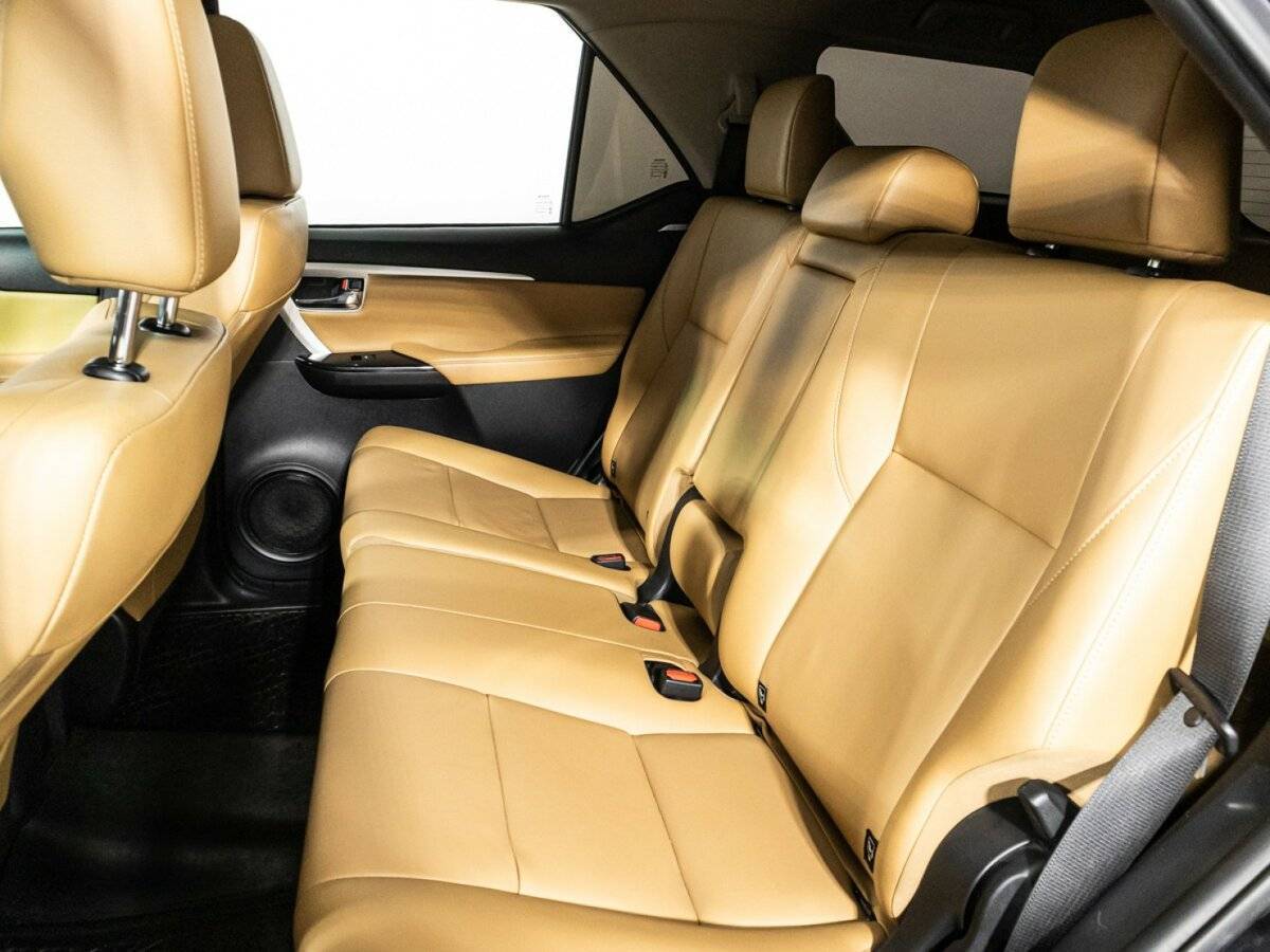 Купить Toyota Fortuner с пробегом. Фото: #7