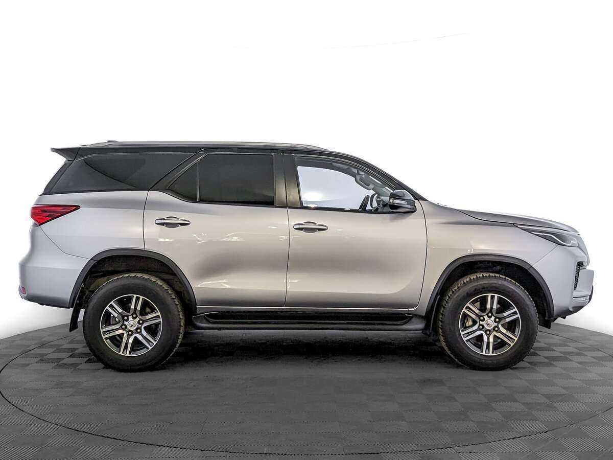 Купить Toyota Fortuner с пробегом. Фото: #3