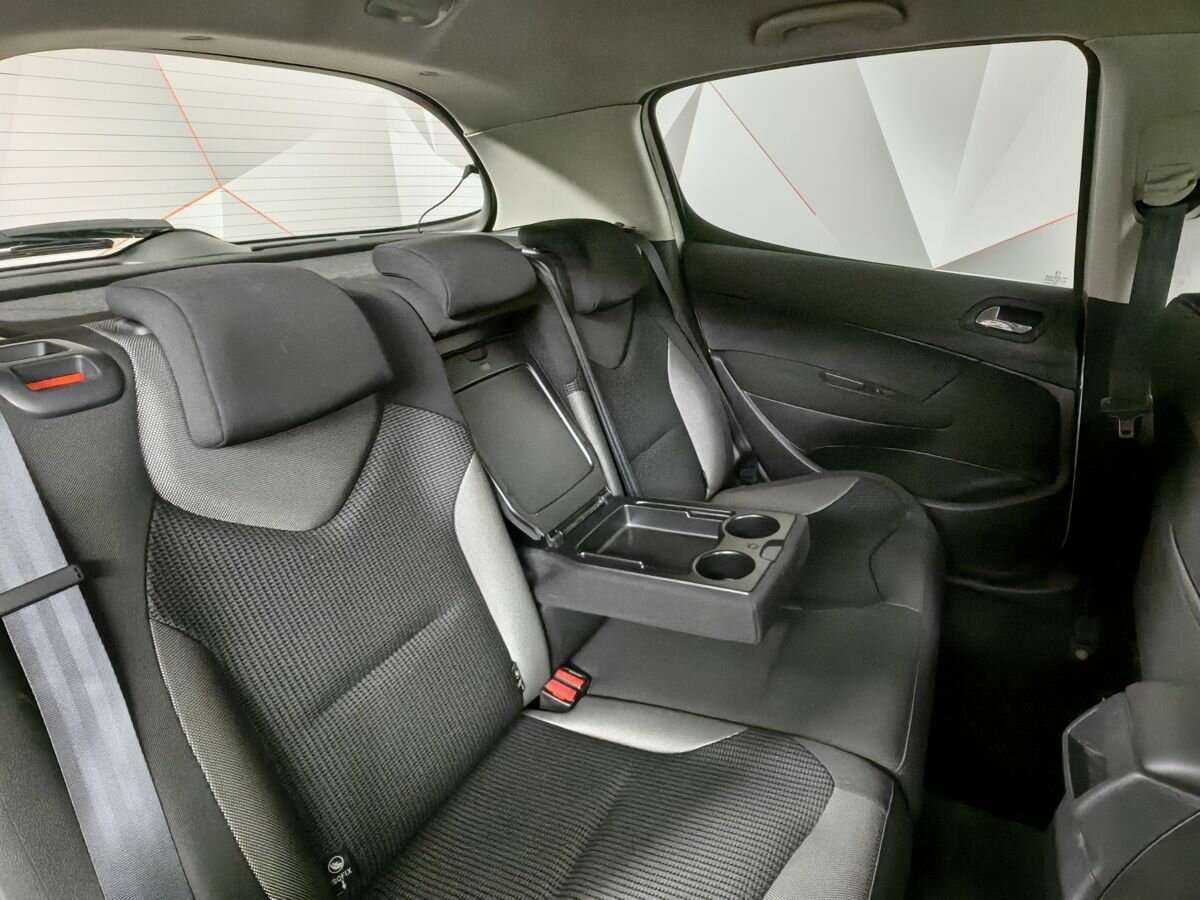 Купить Peugeot 308 с пробегом. Фото: #11