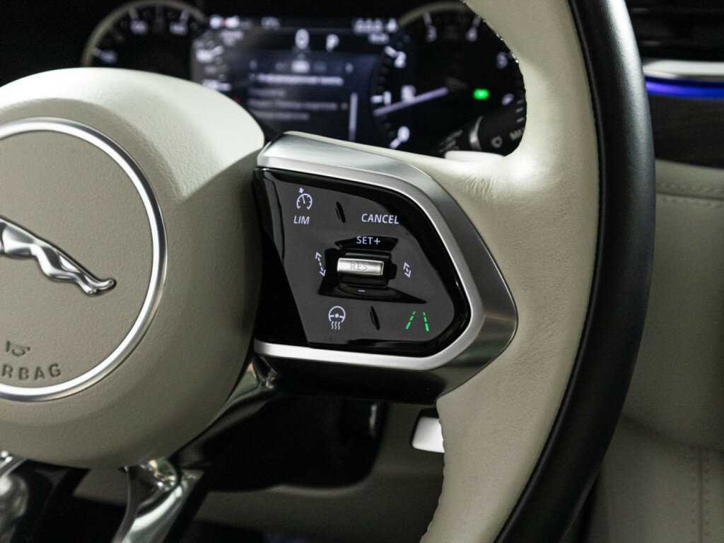 Купить Jaguar F-Pace с пробегом. Фото: #20