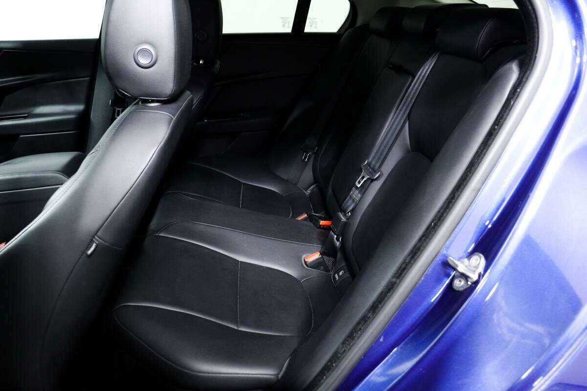 Купить Jaguar XE с пробегом. Фото: #11