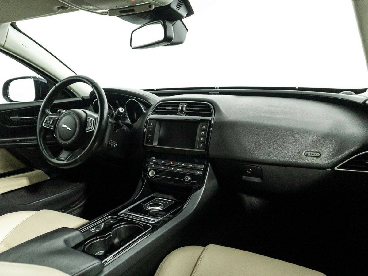 Купить Jaguar XE с пробегом. Фото: #8