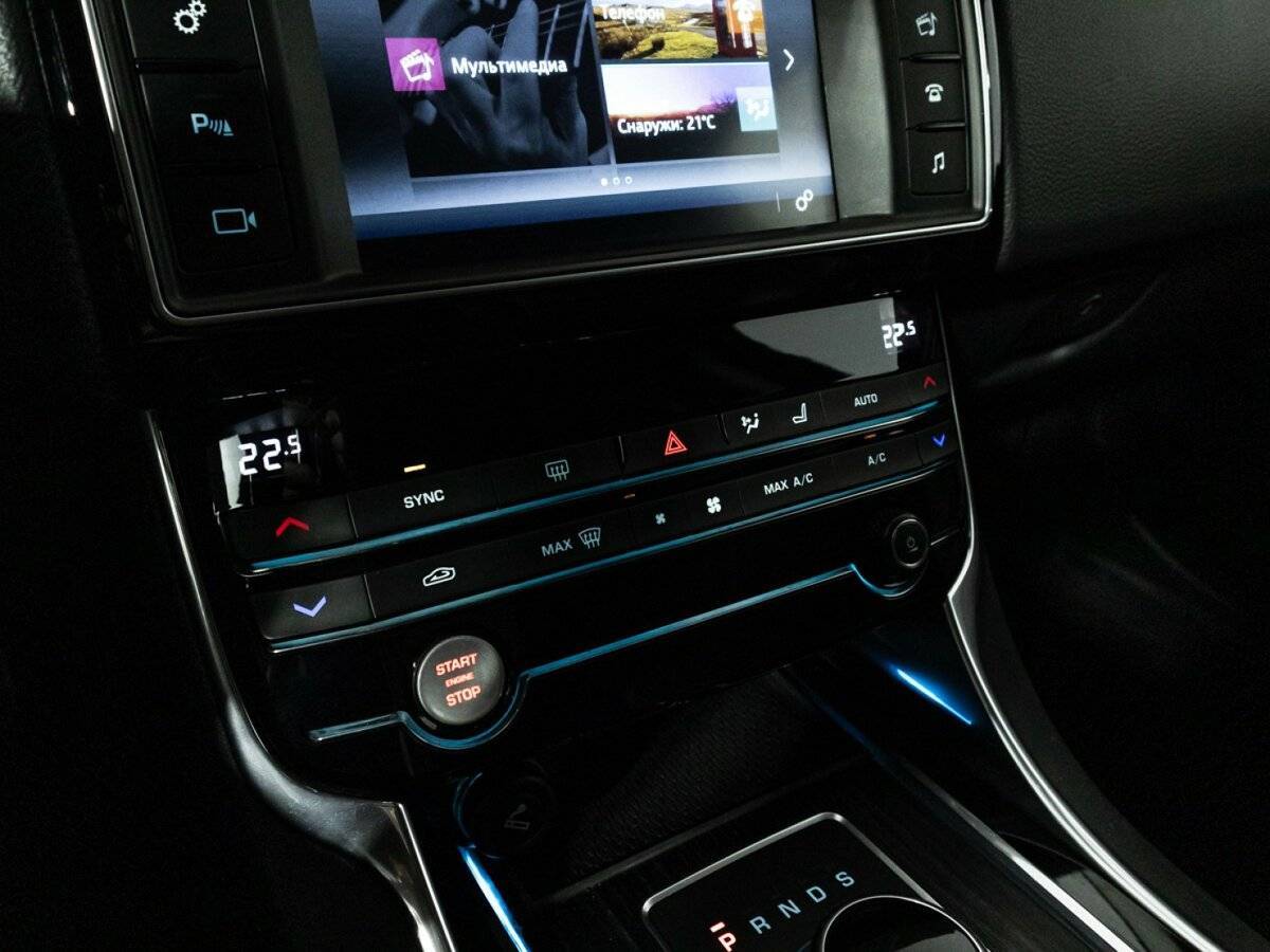 Купить Jaguar XE с пробегом. Фото: #17