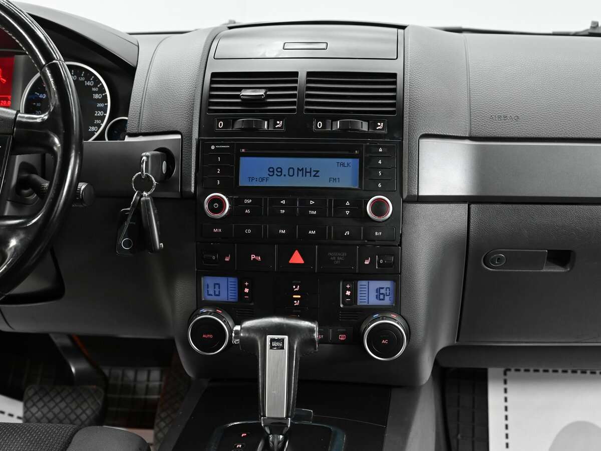 Купить Volkswagen Touareg с пробегом. Фото: #8