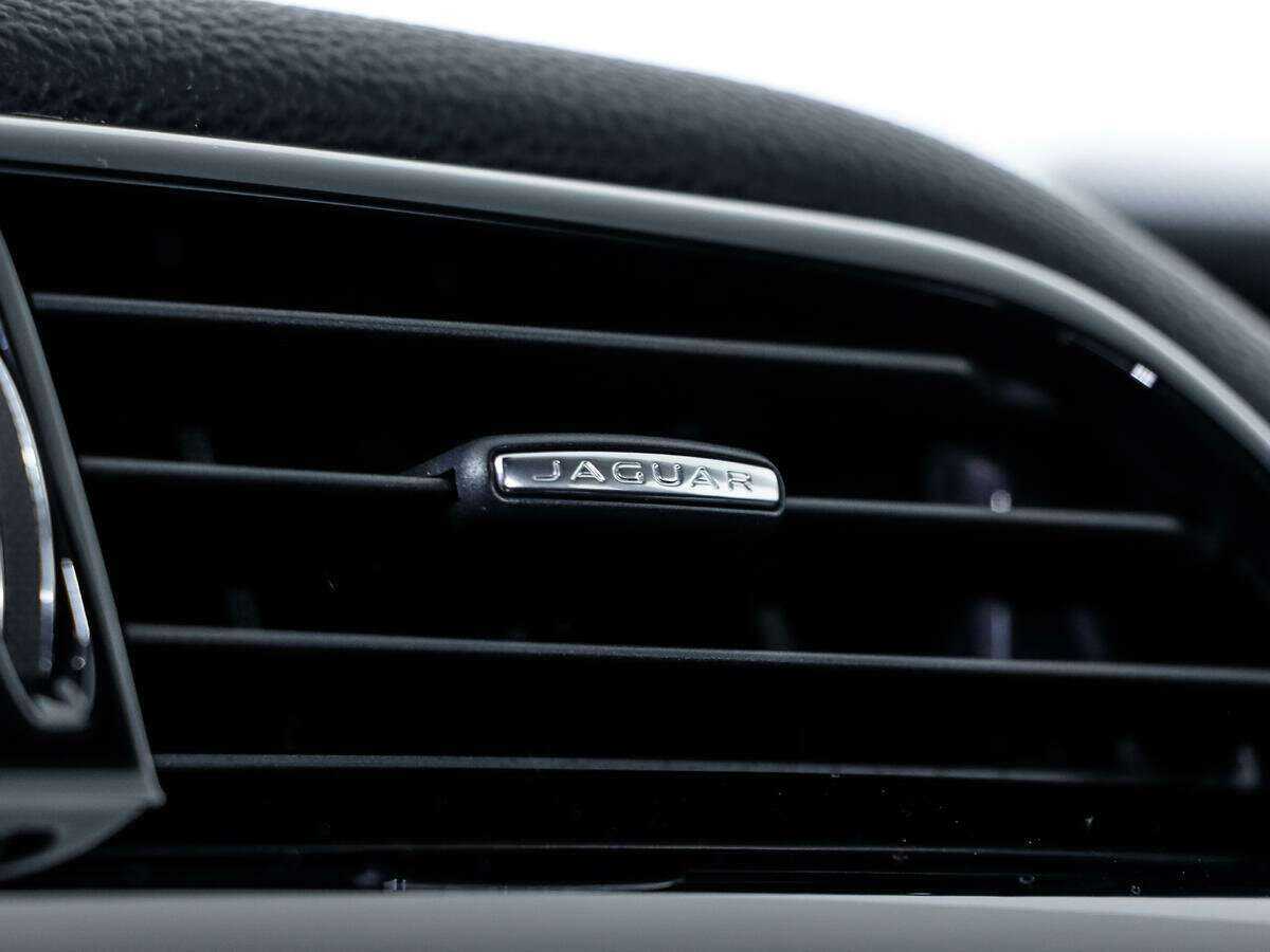 Купить Jaguar XE с пробегом. Фото: #11