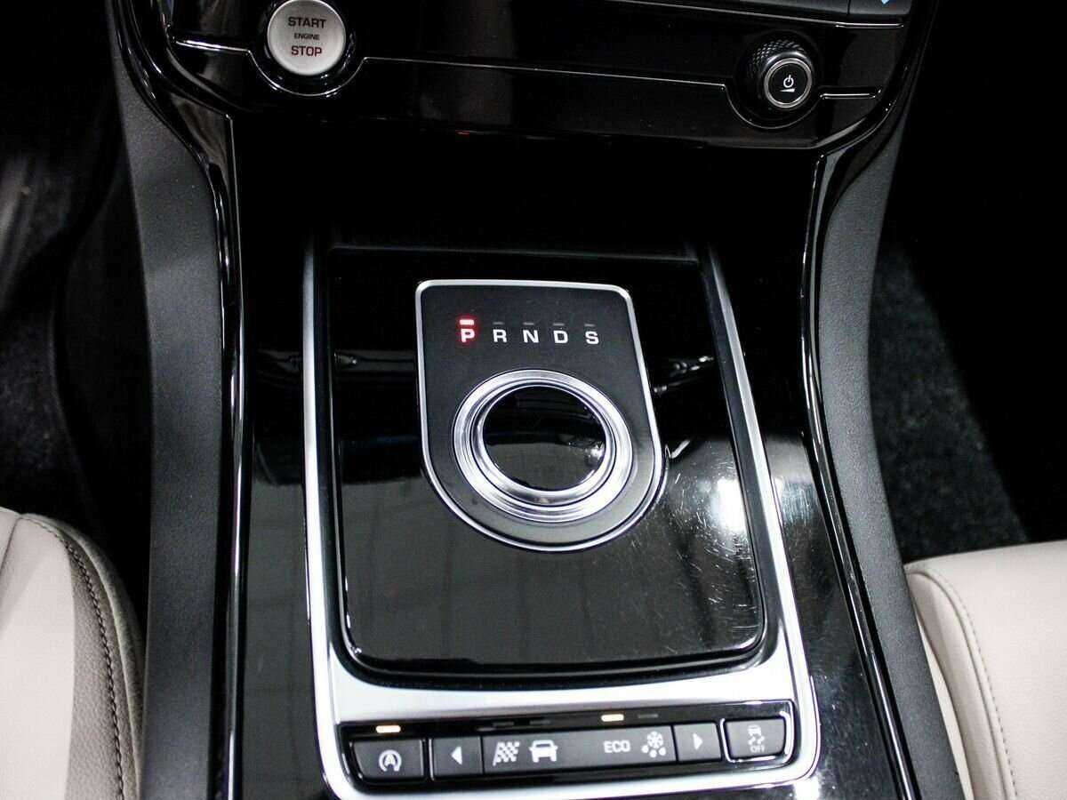 Купить Jaguar XE с пробегом. Фото: #13