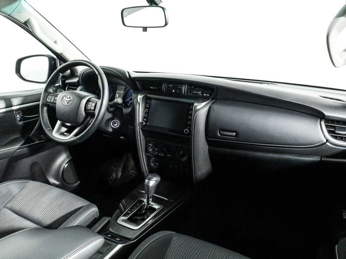Купить Toyota Fortuner с пробегом. Фото: #8