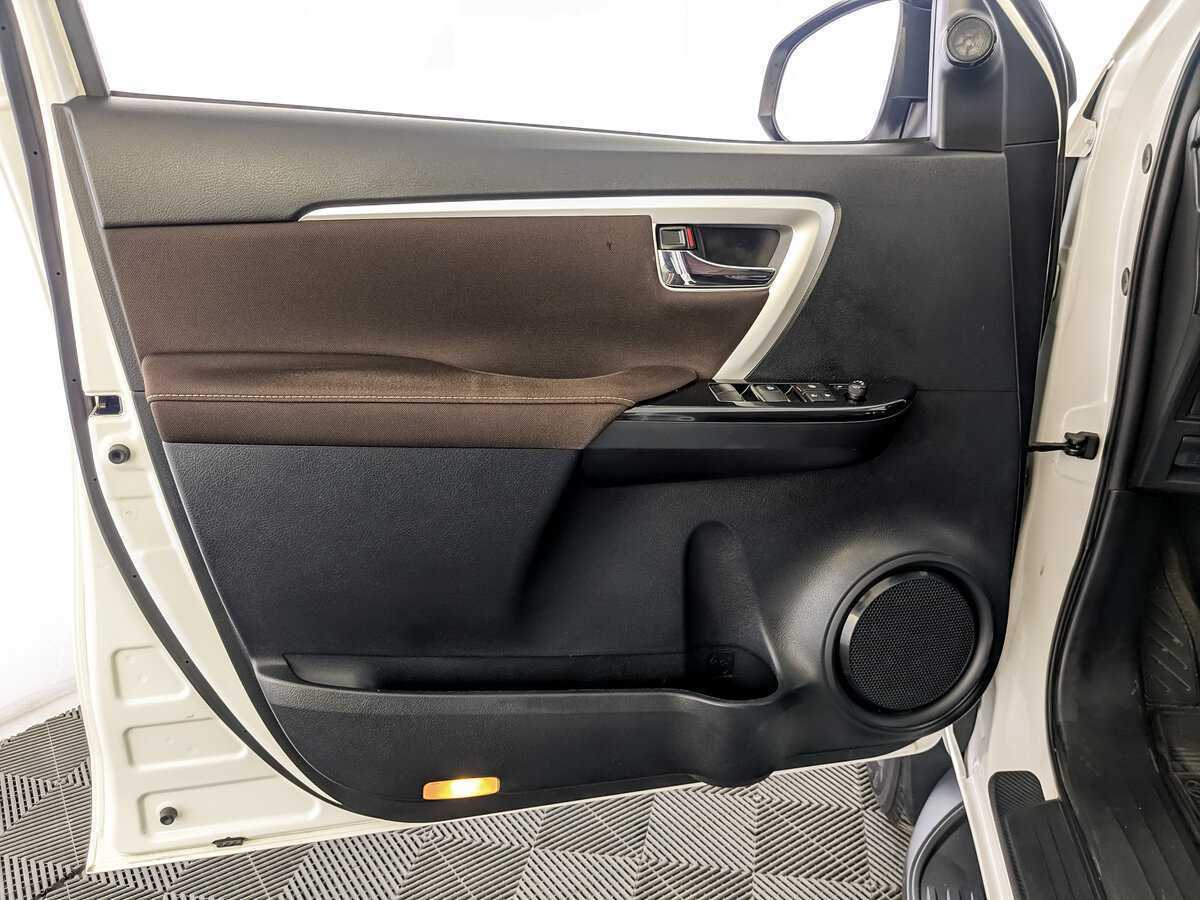 Купить Toyota Fortuner с пробегом. Фото: #14