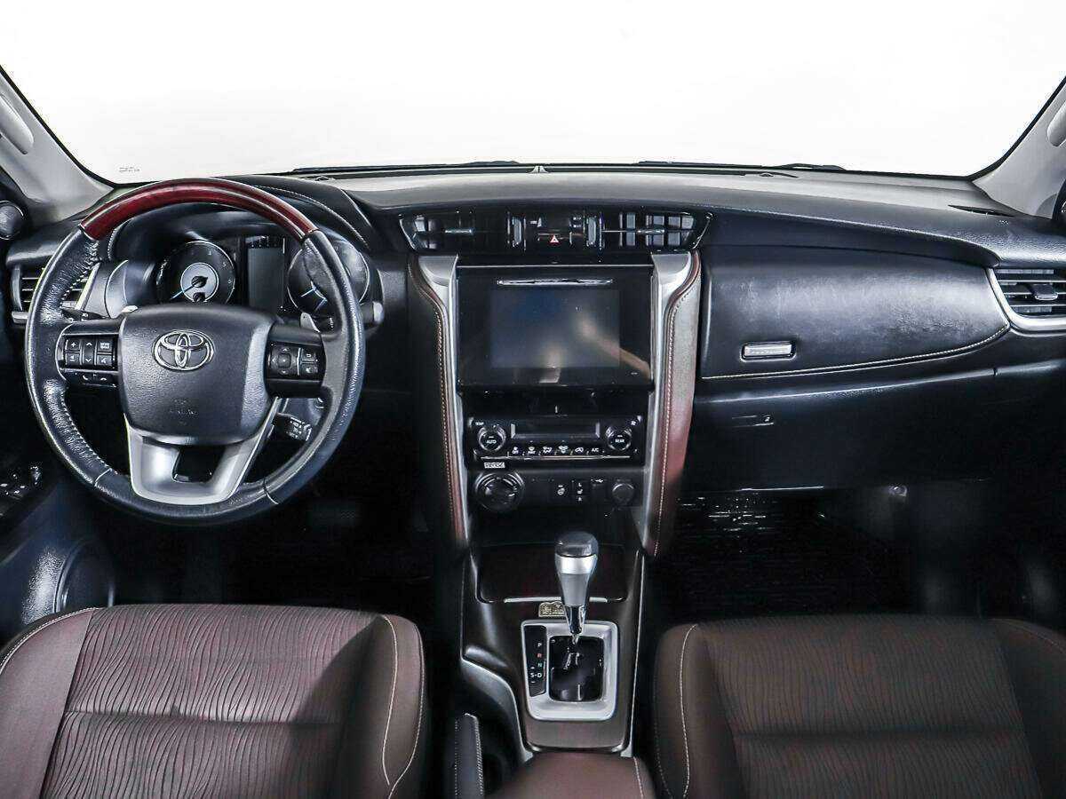 Купить Toyota Fortuner с пробегом. Фото: #10