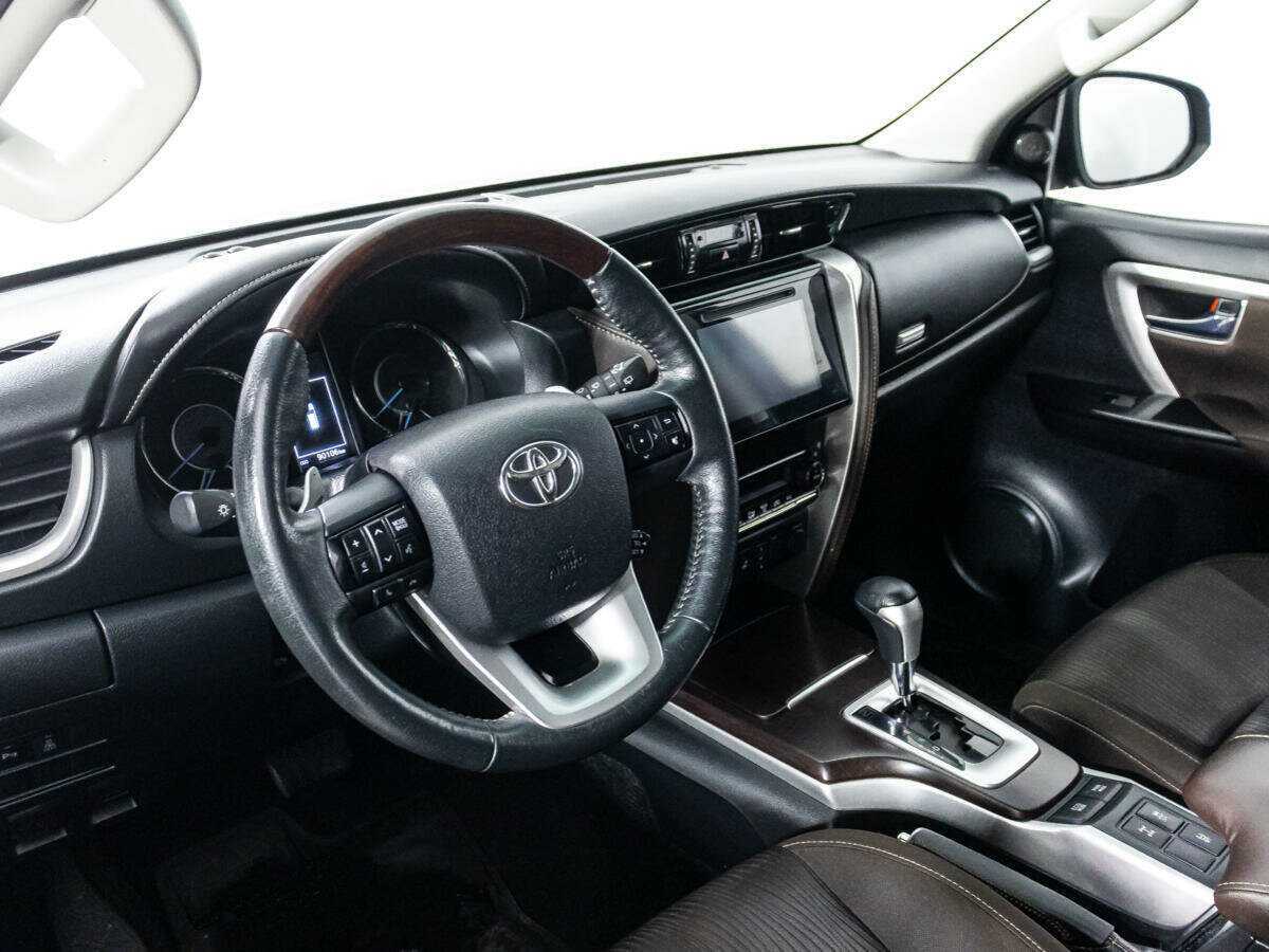 Купить Toyota Fortuner с пробегом. Фото: #10