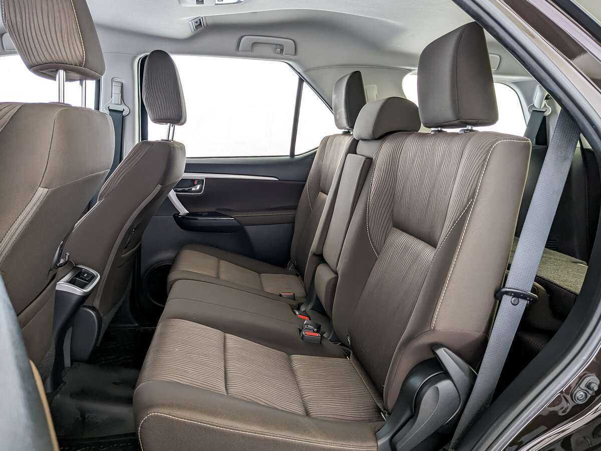 Купить Toyota Fortuner с пробегом. Фото: #9