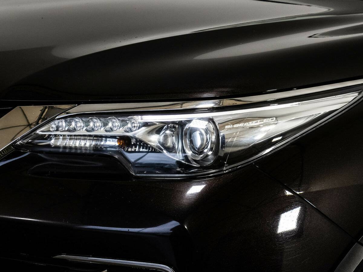 Купить Toyota Fortuner с пробегом. Фото: #1