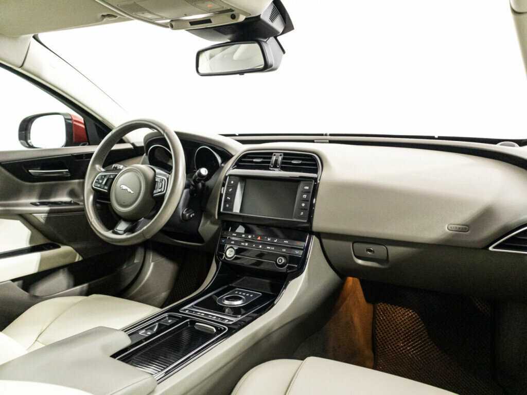 Купить Jaguar XE с пробегом. Фото: #8