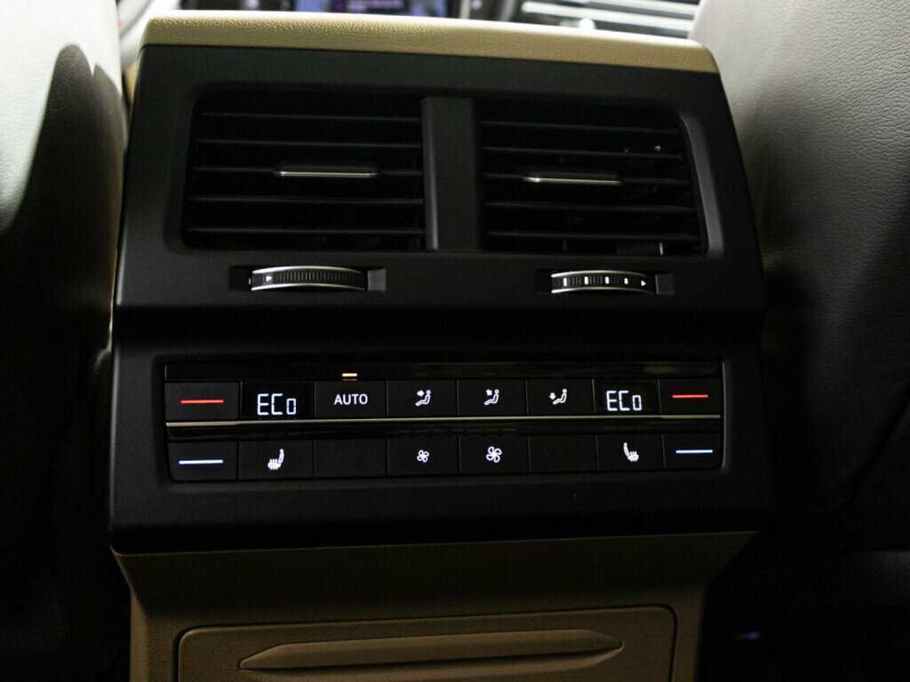 Купить Volkswagen Touareg с пробегом. Фото: #27