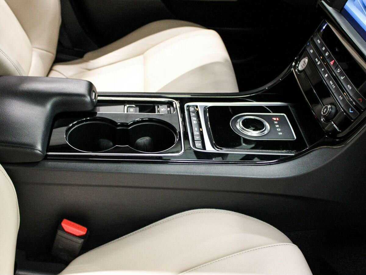 Купить Jaguar XE с пробегом. Фото: #24