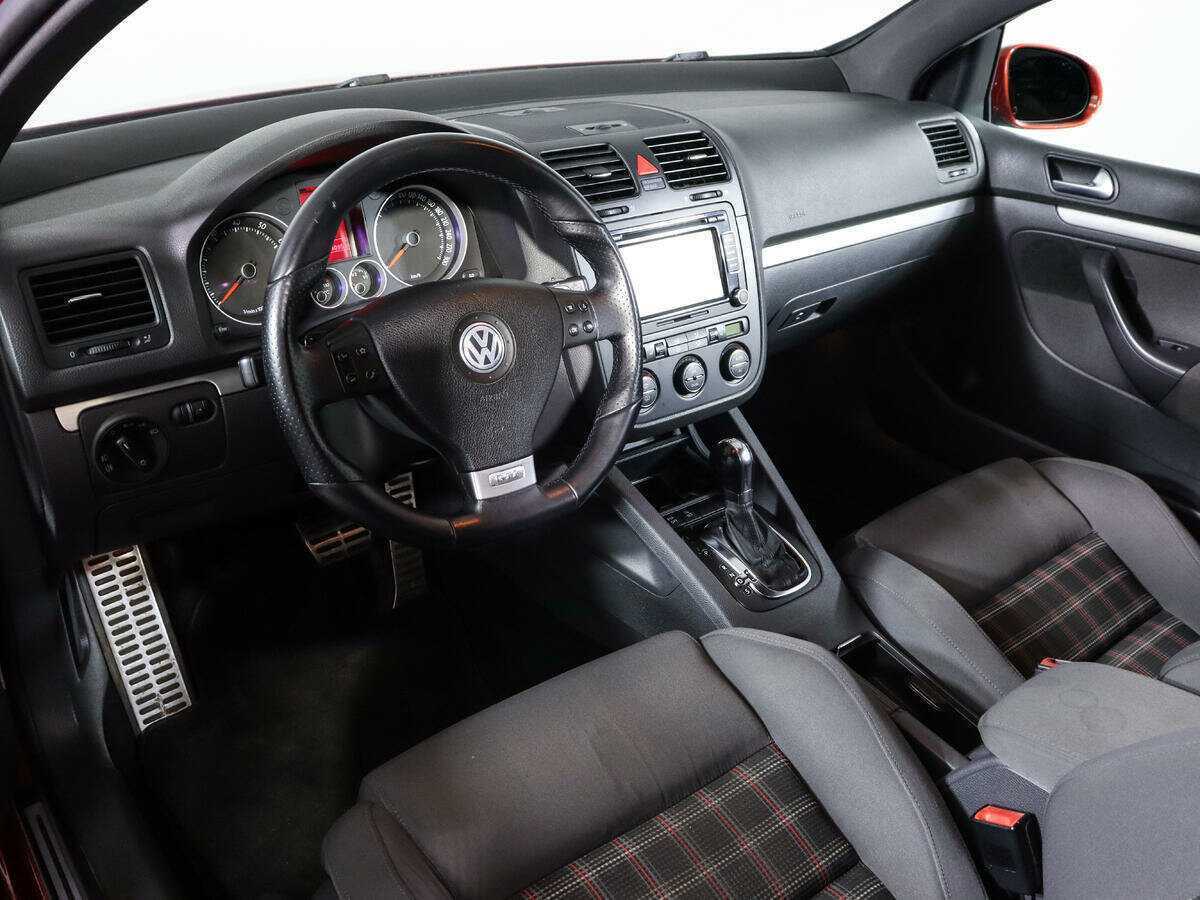 Купить Volkswagen Golf GTI с пробегом. Фото: #11