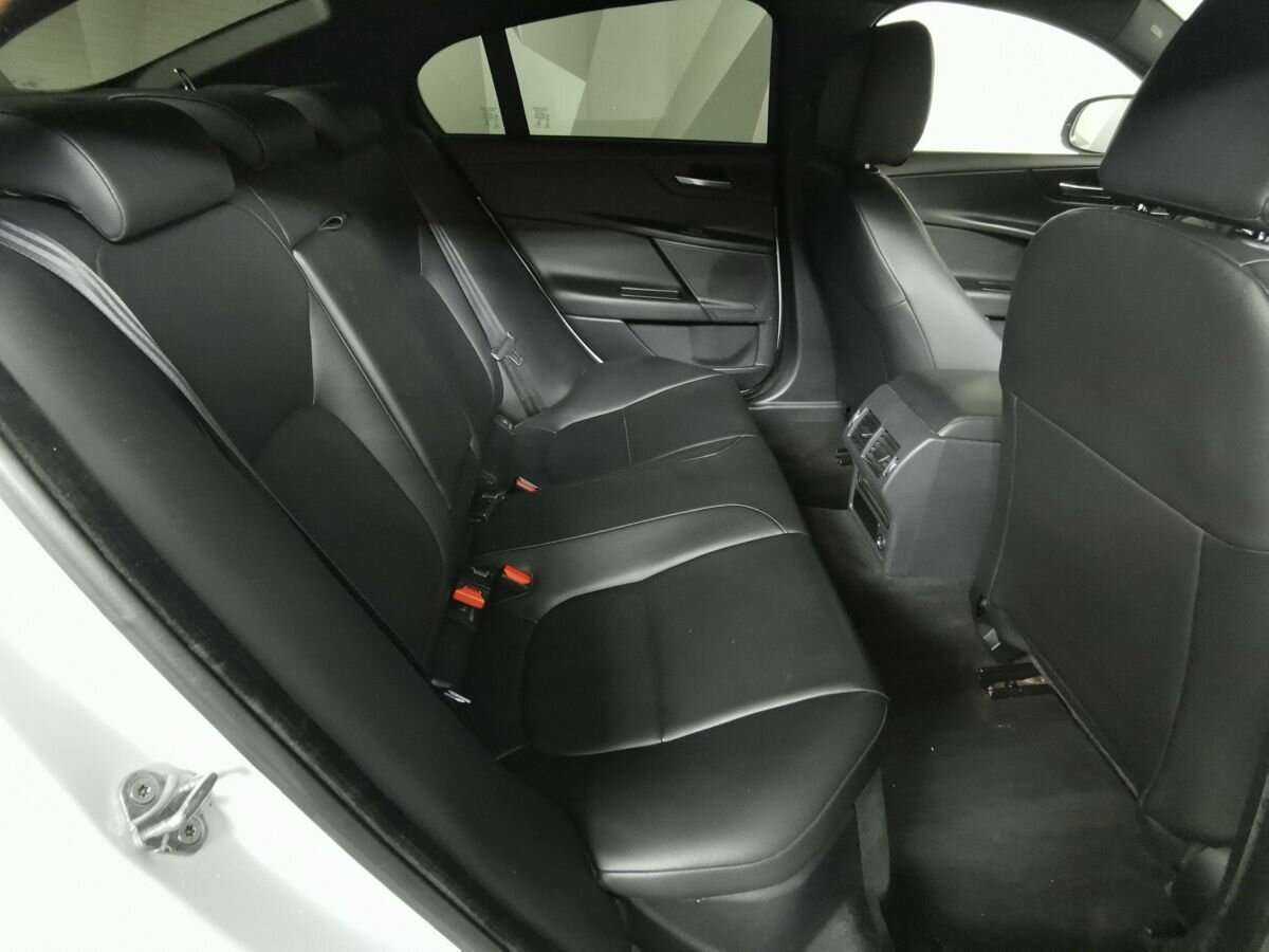 Купить Jaguar XE с пробегом. Фото: #11