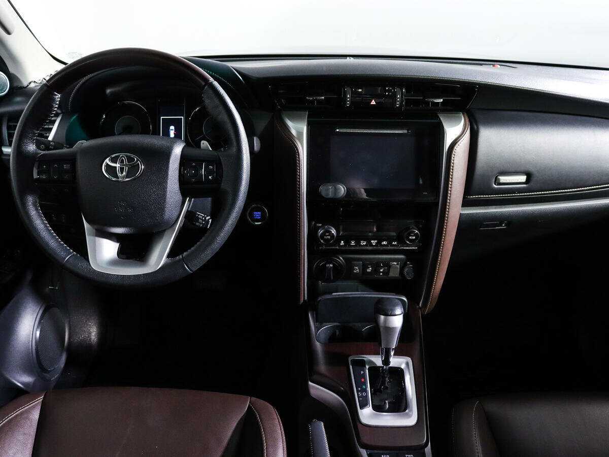 Купить Toyota Fortuner с пробегом. Фото: #9