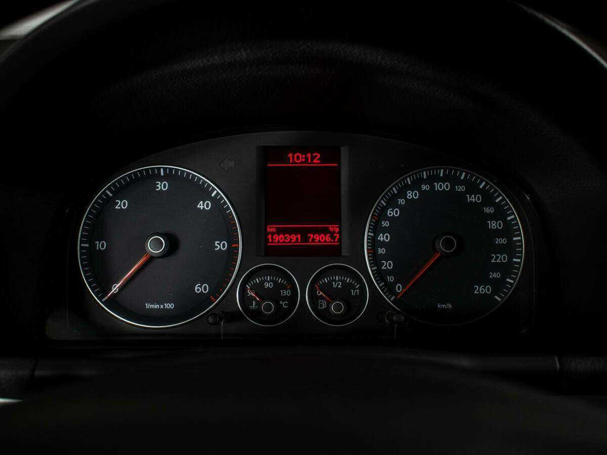 Купить Volkswagen Touran с пробегом. Фото: #11