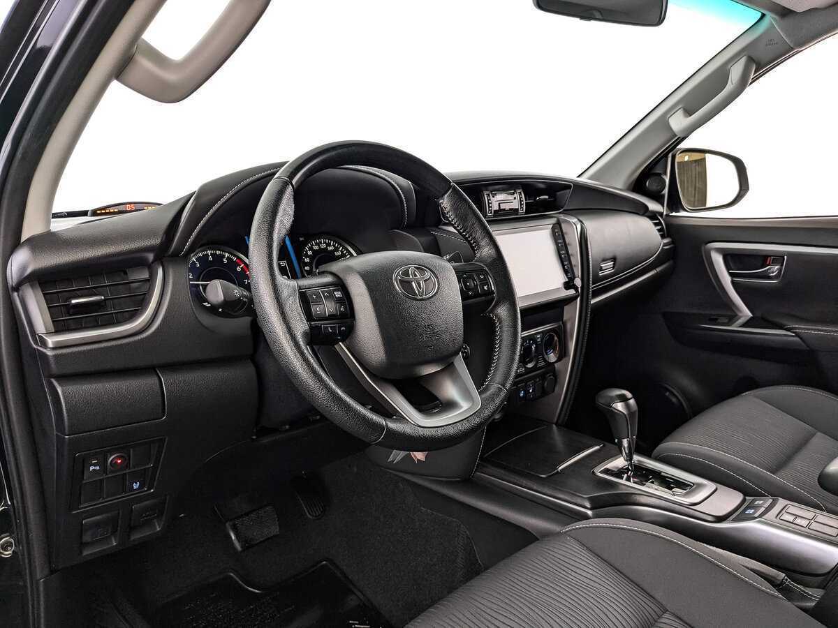 Купить Toyota Fortuner с пробегом. Фото: #10