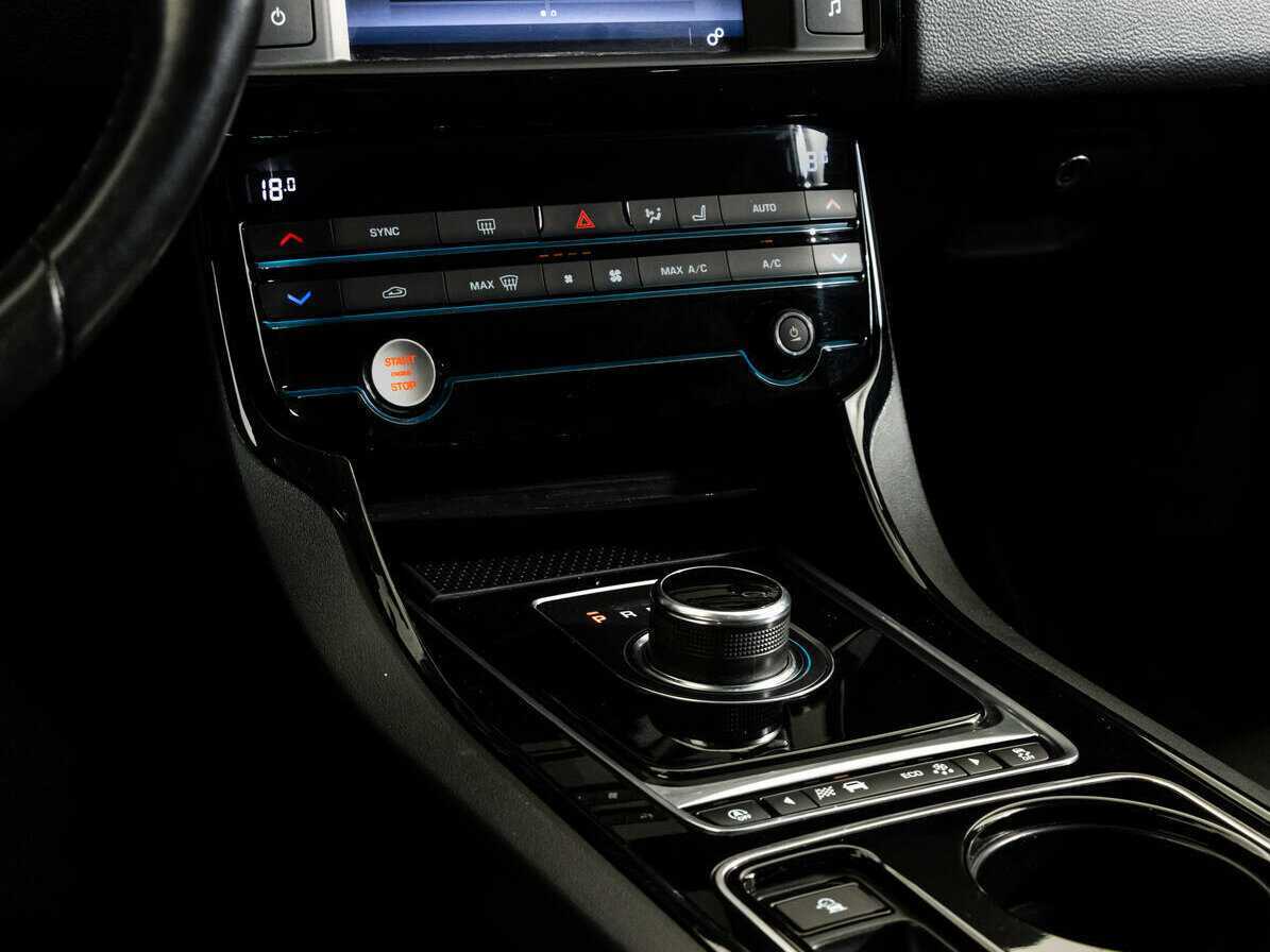 Купить Jaguar XE с пробегом. Фото: #12